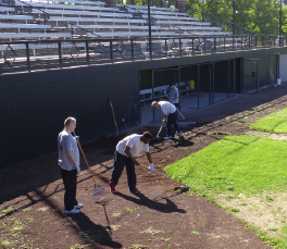 Re-entry Re-entry Program jail inmates working outside.